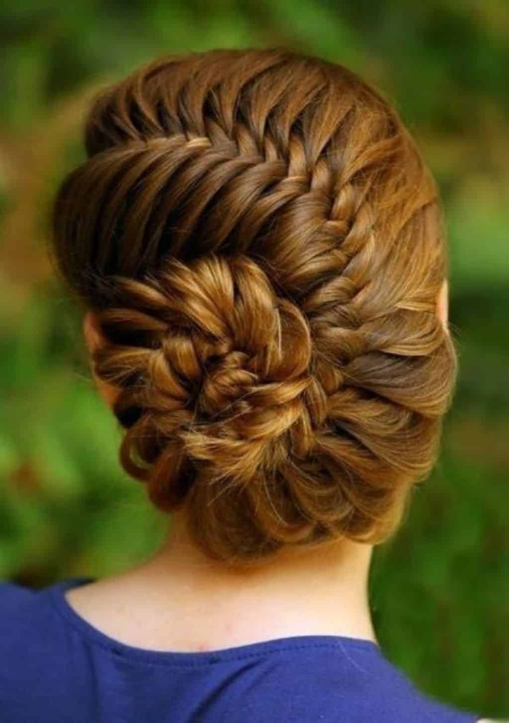 Прическа улитка. Прически с плетением. Прически из кос. Причёски из кос на длинные волосы. Красивые прически с плетением.